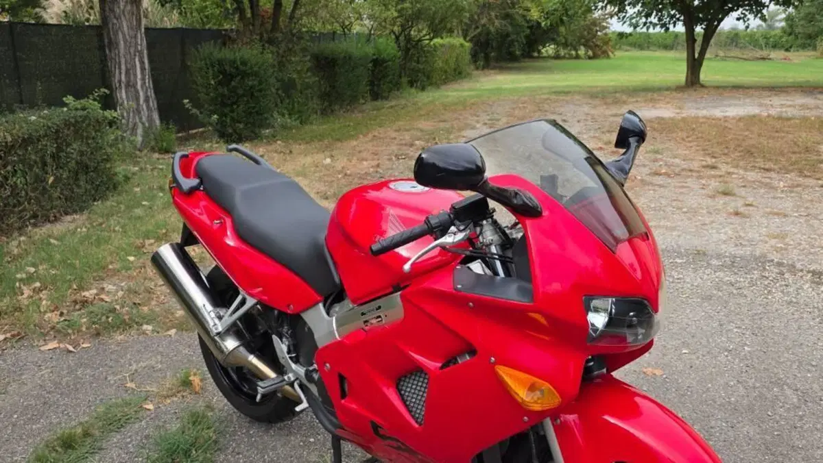 Honda VFR 800 (1998 - 01)  (7)