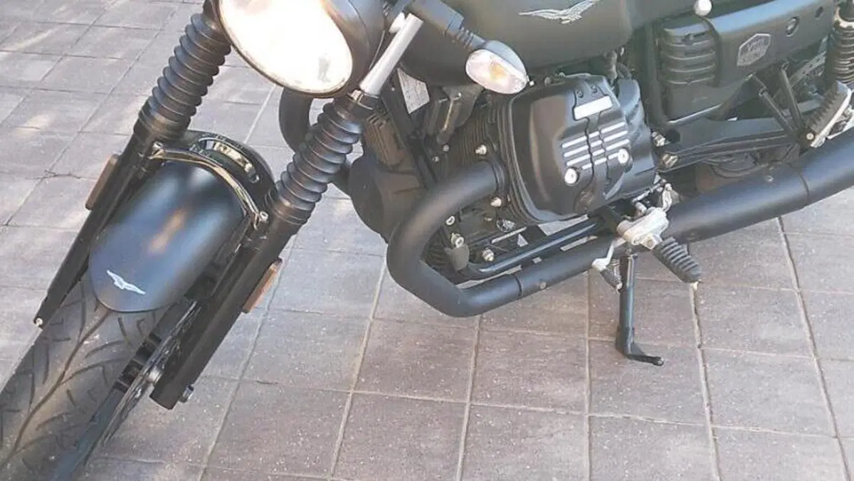 Moto Guzzi V7 III Stone (2017 - 20)  (2)