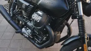 Moto Guzzi V7 III Stone (2017 - 20)  (3)