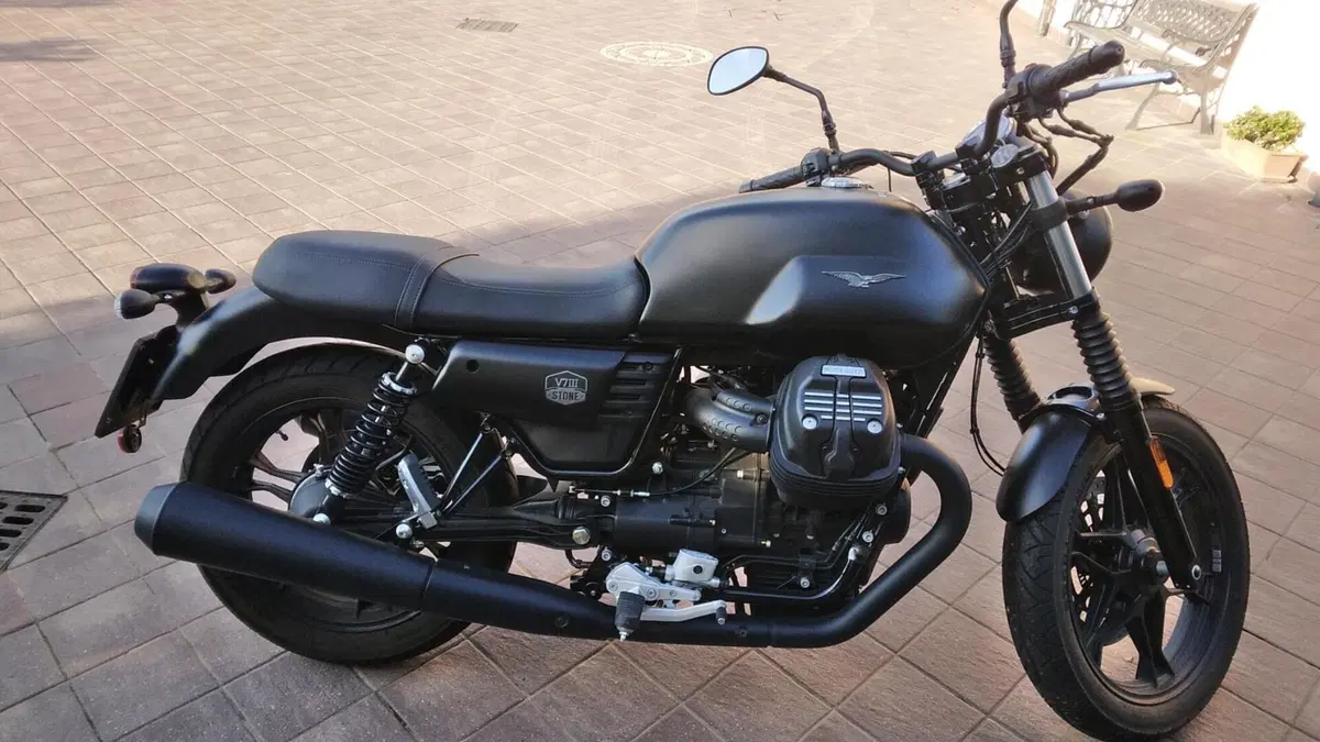 Moto Guzzi V7 III Stone (2017 - 20)  (5)