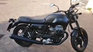 Moto Guzzi V7 III Stone (2017 - 20)  (5)