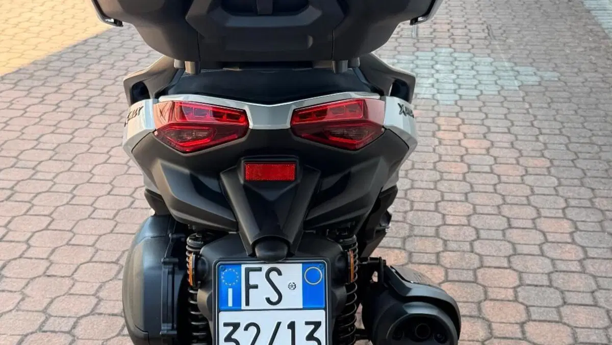 Yamaha X-Max 300 Tech Max+ (2025 - 26)  (2)