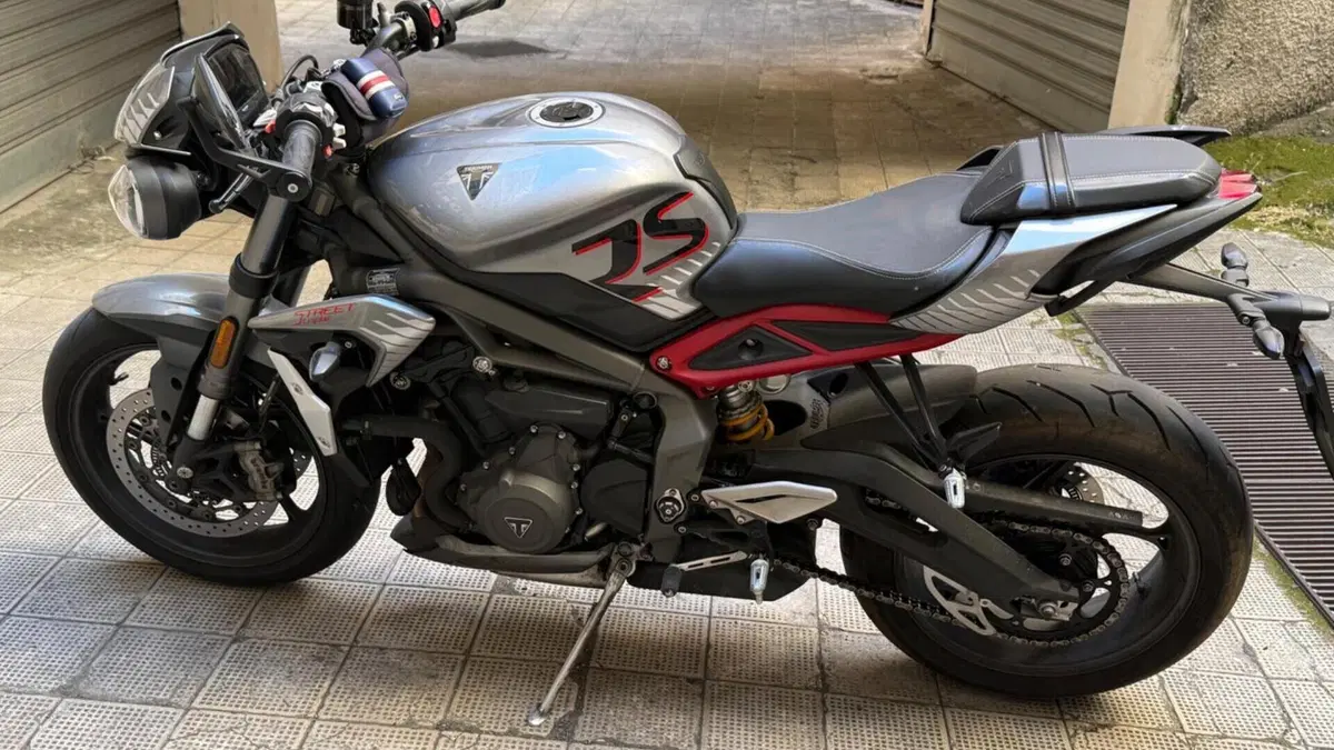 Triumph Street Triple RS (2020 - 22)  (2)