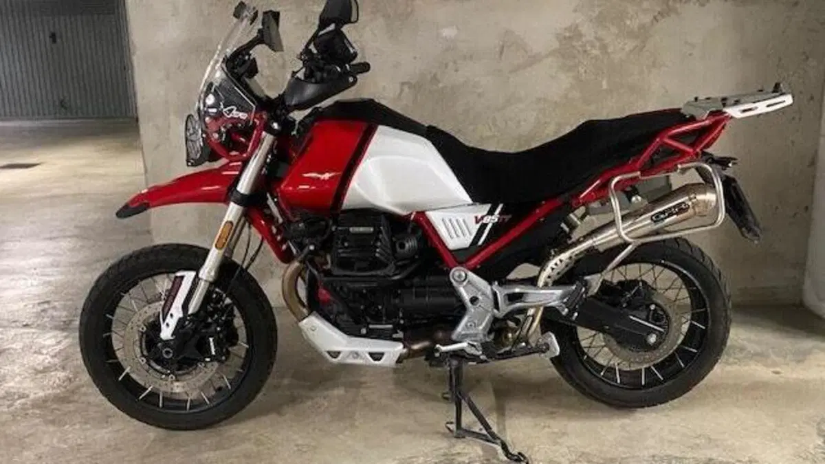 Moto Guzzi V85 TT Evocative Graphics (2021 - 23) 
