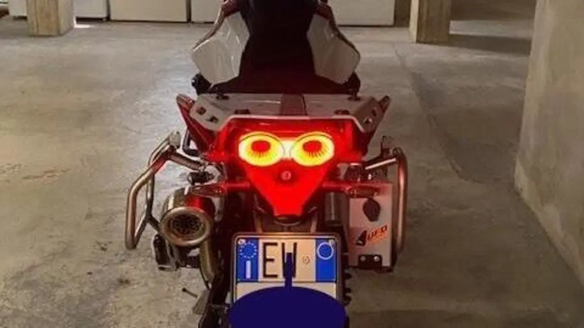 Moto Guzzi V85 TT Evocative Graphics (2021 - 23)  (3)