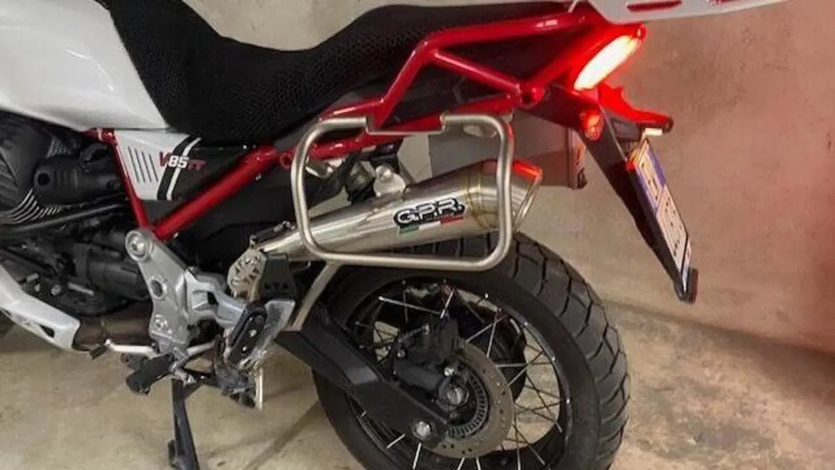 Moto Guzzi V85 TT Evocative Graphics (2021 - 23)  (4)