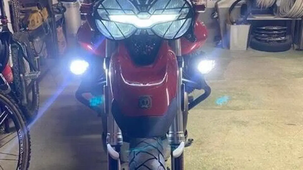 Moto Guzzi V85 TT Evocative Graphics (2021 - 23)  (5)