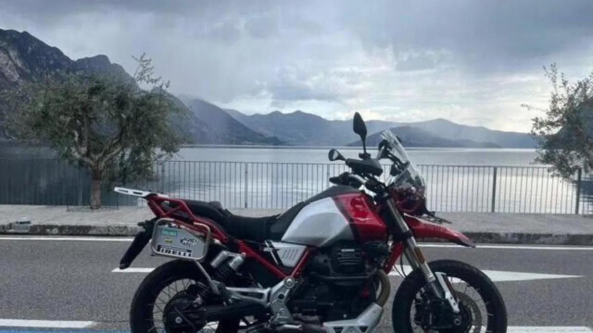 Moto Guzzi V85 TT Evocative Graphics (2021 - 23)  (2)