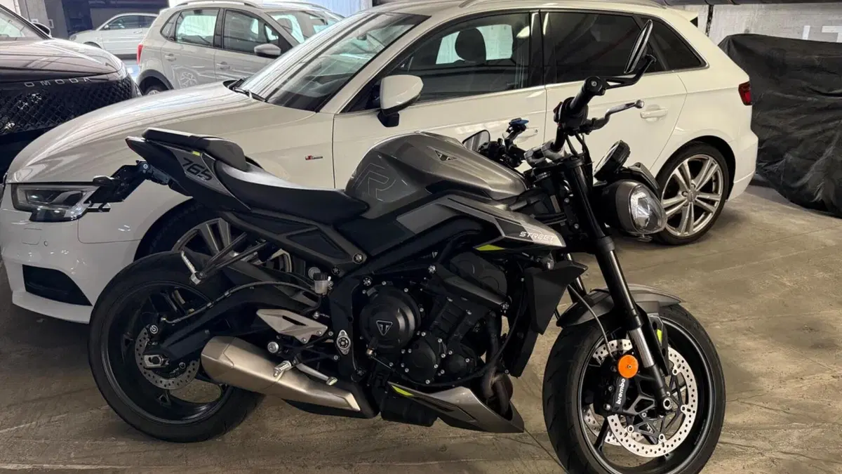 Triumph Street Triple 765 R (2023 - 26)  (2)