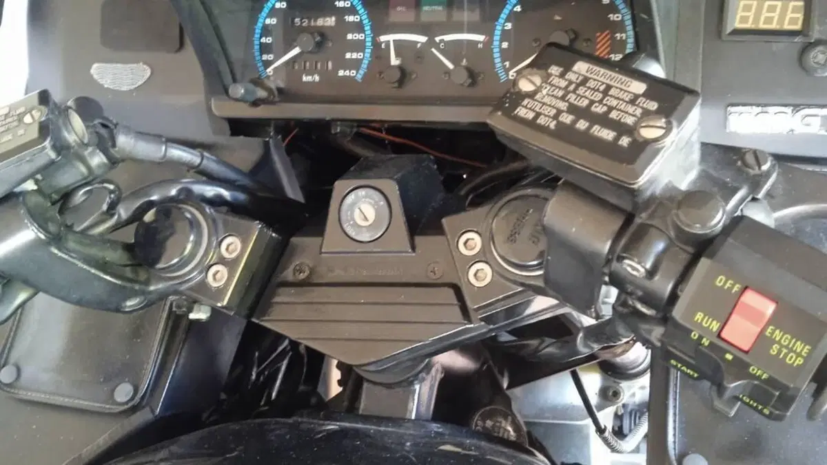 Kawasaki GTR 1000  (3)