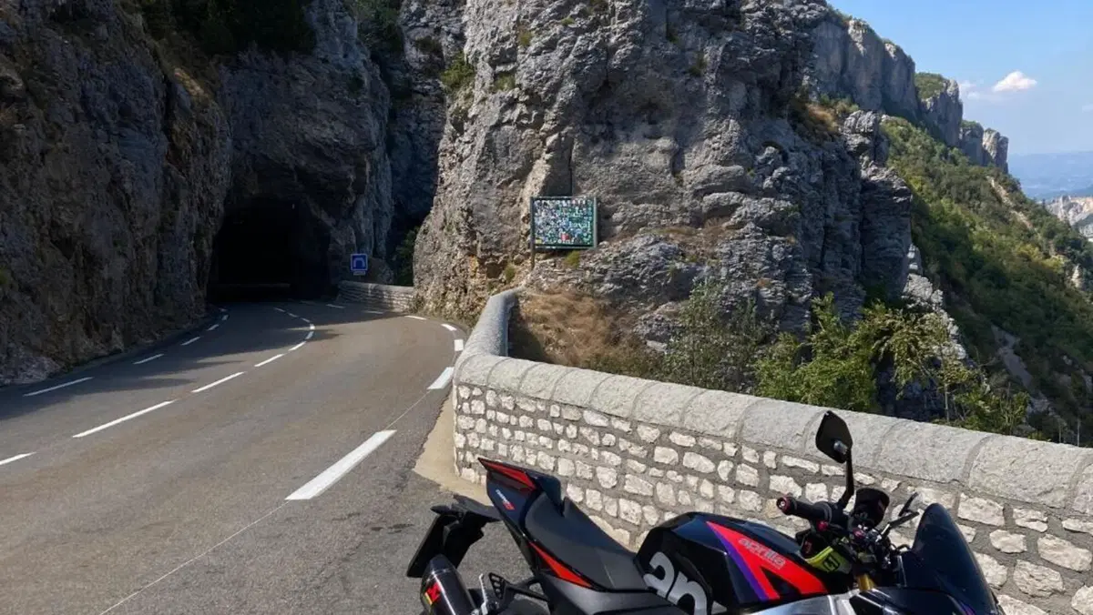 Aprilia Tuono V4 Factory (2021 - 24)  (3)