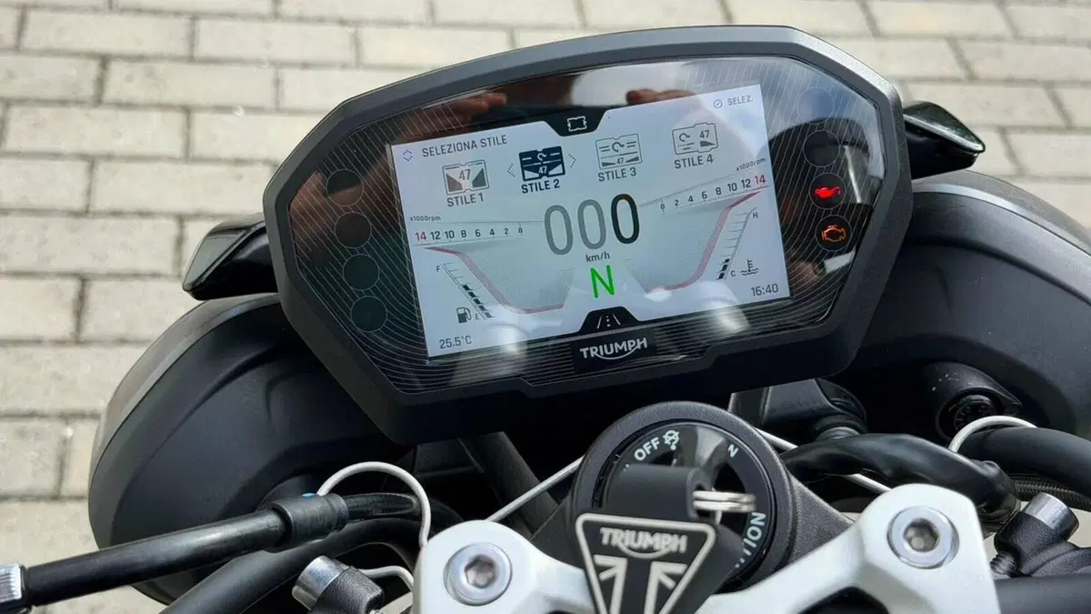 Triumph Street Triple 765 RS (2023 - 26)  (9)
