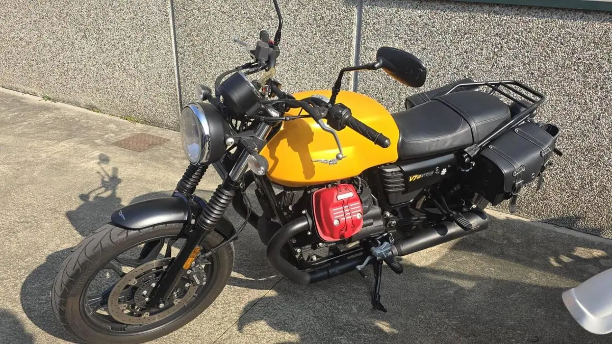 Moto Guzzi V7 III Stone (2017 - 20)  (3)
