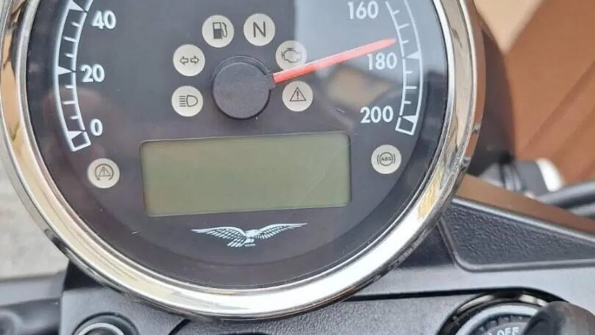 Moto Guzzi V7 III Stone (2017 - 20)  (10)