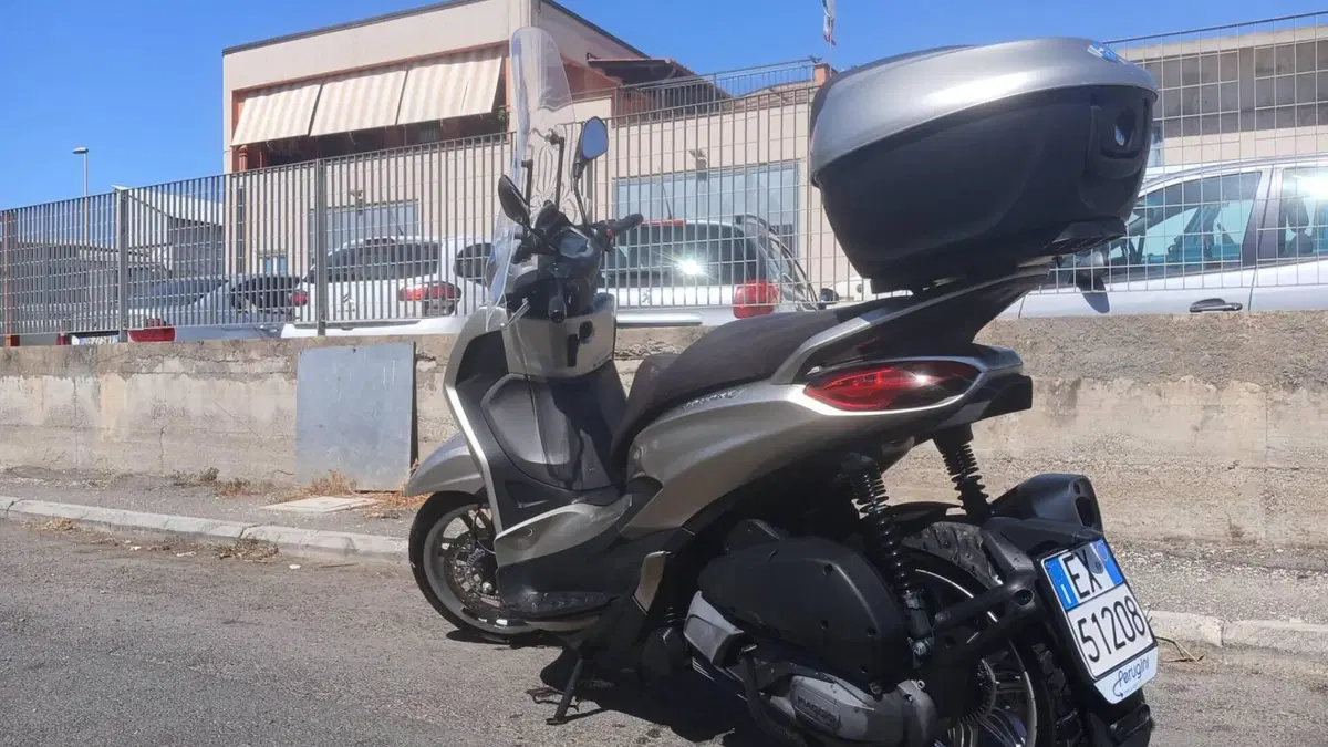 Piaggio Beverly 300 Hpe (2021)  (2)