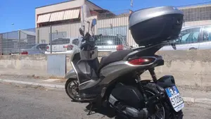 Piaggio Beverly 300 Hpe (2021)  (2)