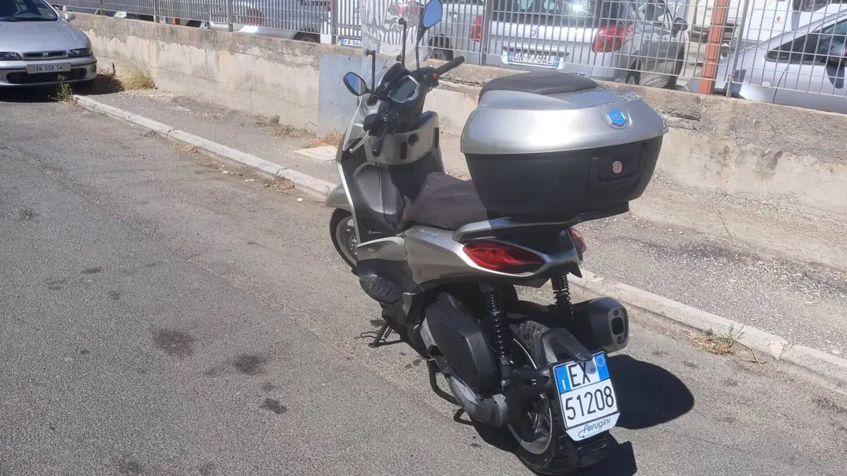 Piaggio Beverly 300 Hpe (2021)  (3)