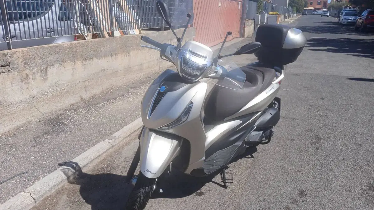 Piaggio Beverly 300 Hpe (2021)  (4)