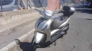 Piaggio Beverly 300 Hpe (2021)  (4)