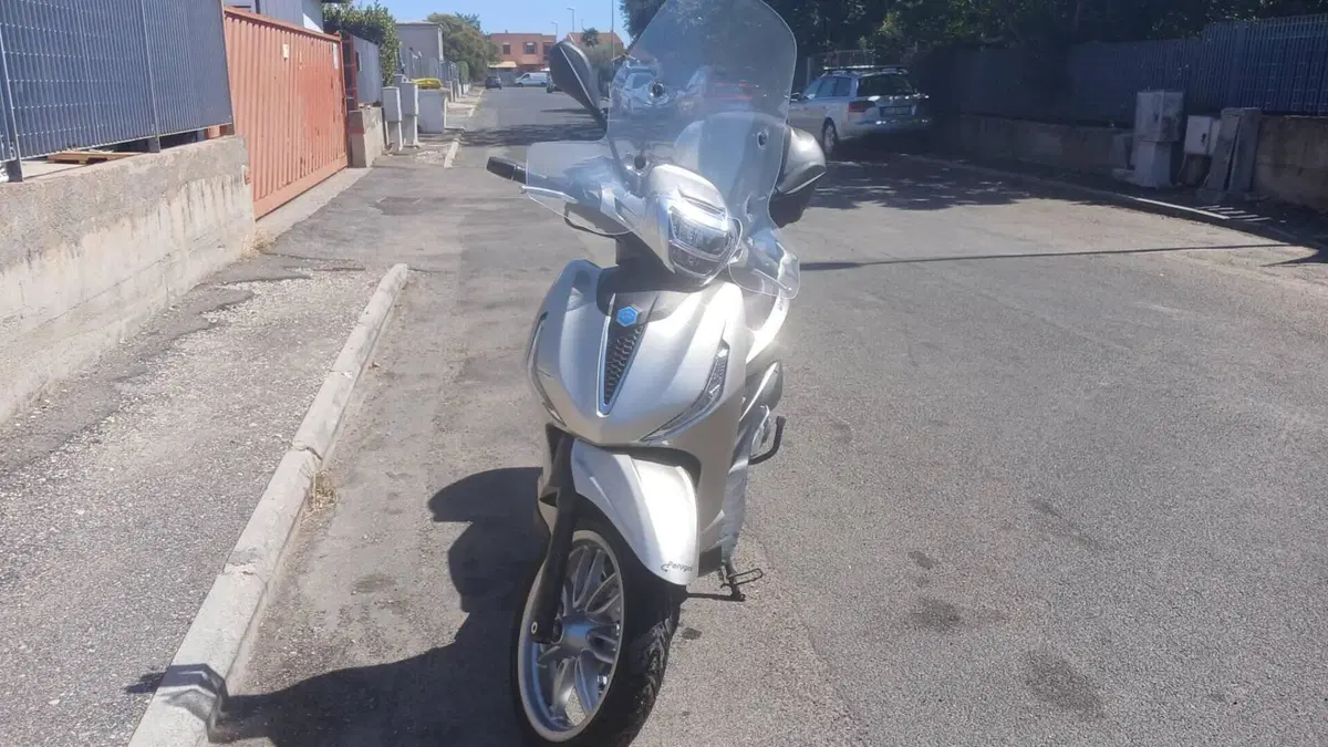 Piaggio Beverly 300 Hpe (2021)  (5)
