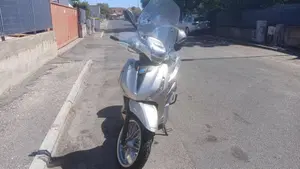 Piaggio Beverly 300 Hpe (2021)  (5)