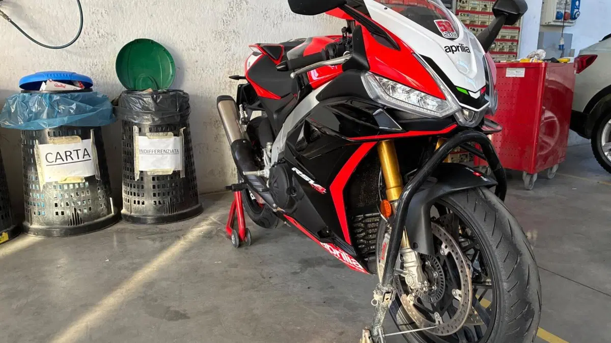 Aprilia RSV4 1100 Factory (2021 - 24) 