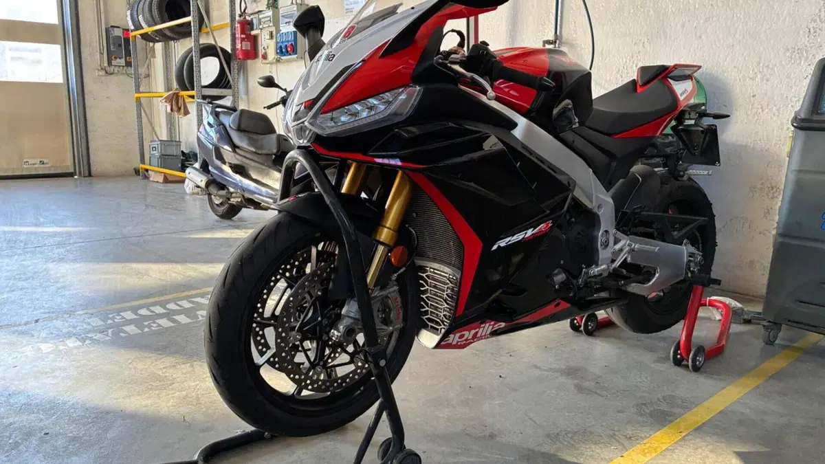 Aprilia RSV4 1100 Factory (2021 - 24)  (2)