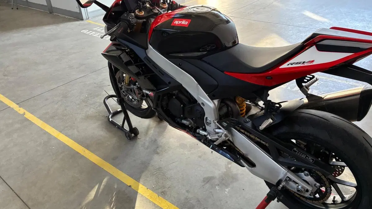Aprilia RSV4 1100 Factory (2021 - 24)  (8)