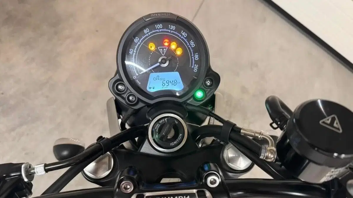 Triumph Street Twin 900 (2021 - 22)  (2)