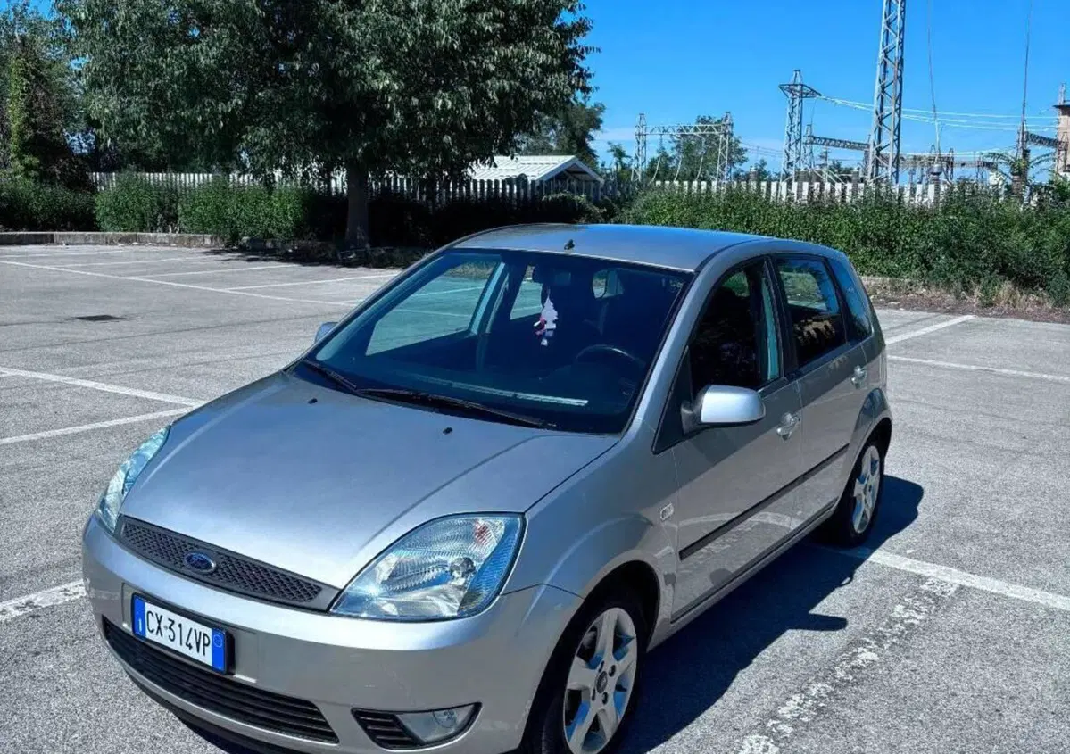 Ford Fiesta 1.2 16V 5p. Ghia (2)