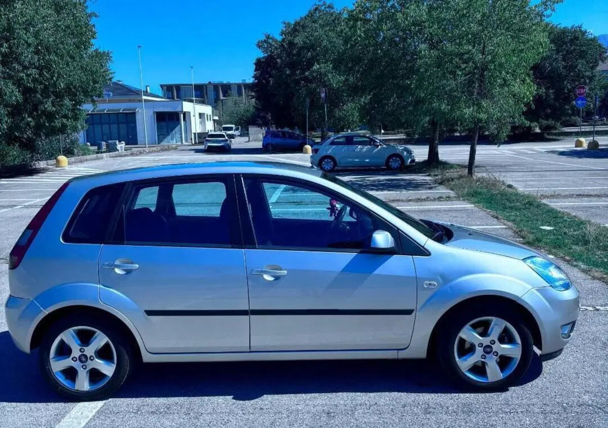 Ford Fiesta 1.2 16V 5p. Ghia (3)