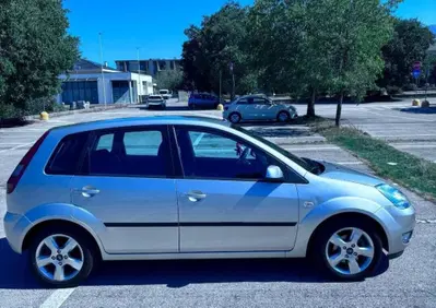 Ford Fiesta 1.2 16V 5p. Ghia (3)