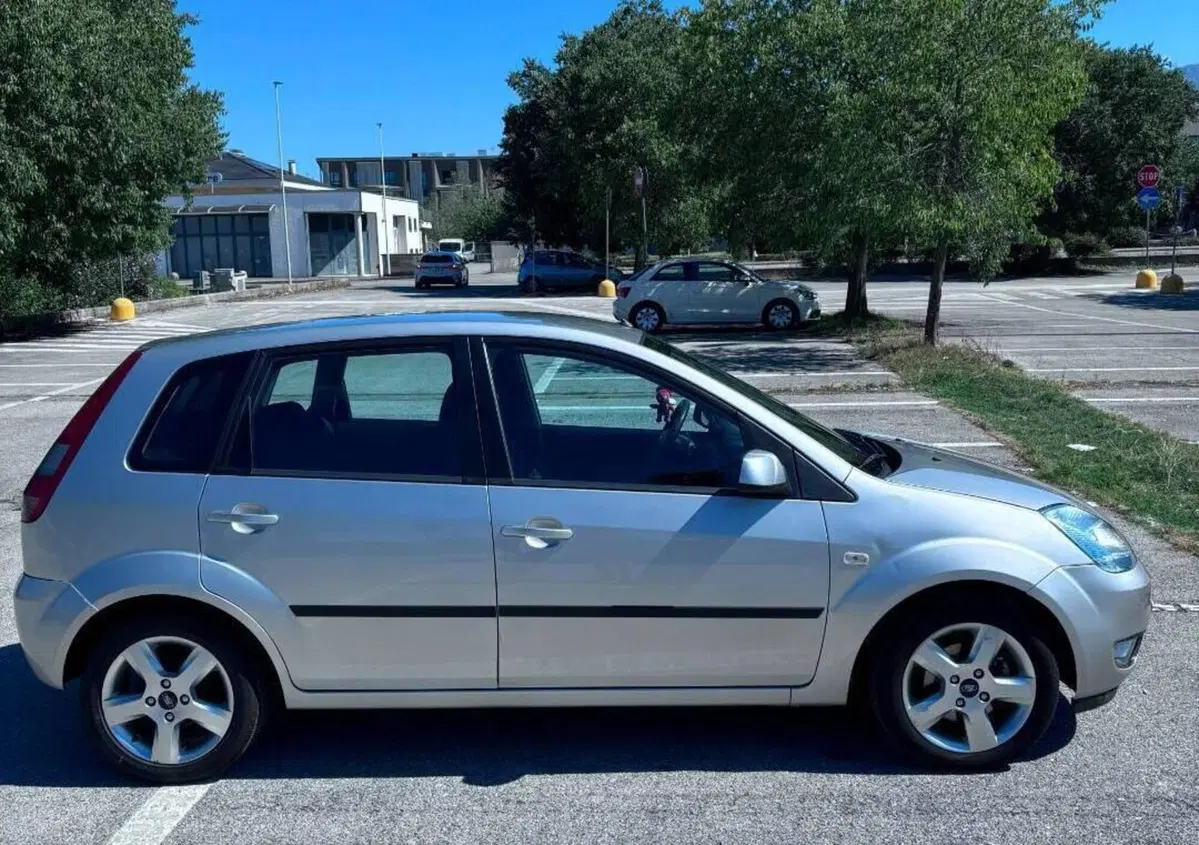 Ford Fiesta 1.2 16V 5p. Ghia (4)