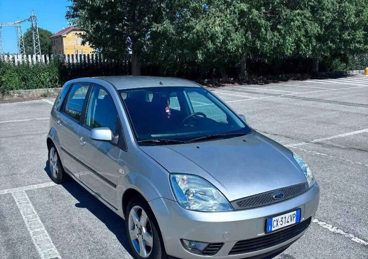 Ford Fiesta 1.2 16V 5p. Ghia (5)