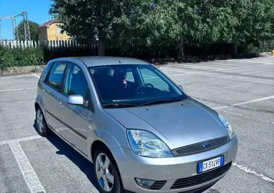 Ford Fiesta 1.2 16V 5p. Ghia (5)