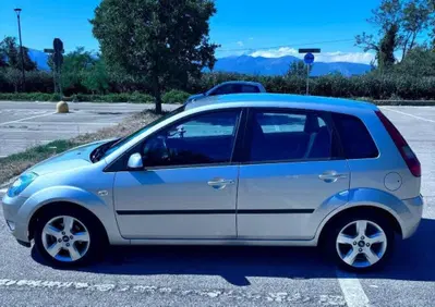 Ford Fiesta 1.2 16V 5p. Ghia (6)