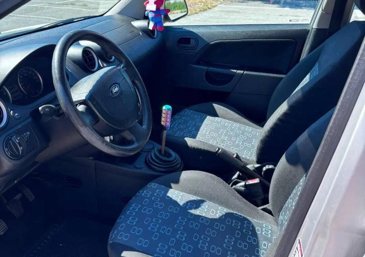 Ford Fiesta 1.2 16V 5p. Ghia (7)