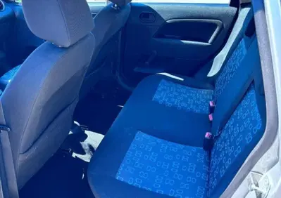 Ford Fiesta 1.2 16V 5p. Ghia (8)