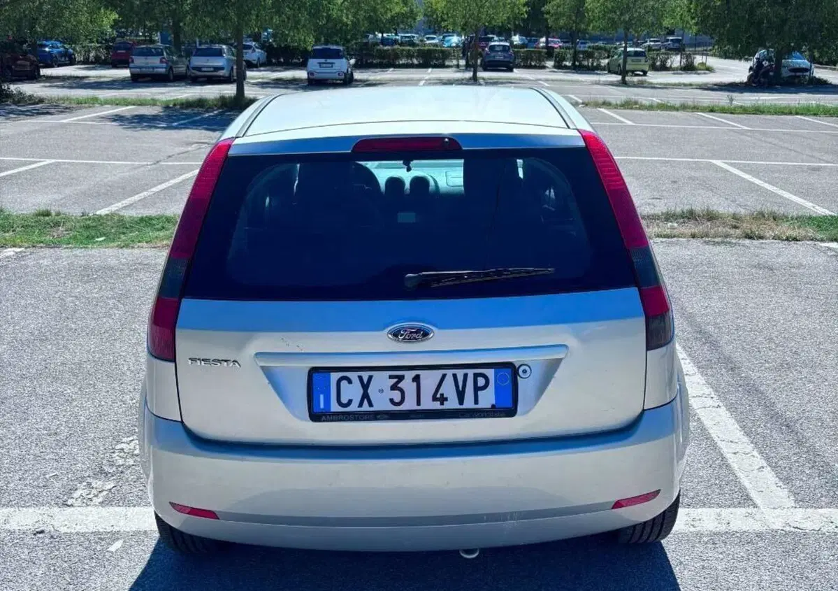Ford Fiesta 1.2 16V 5p. Ghia (9)