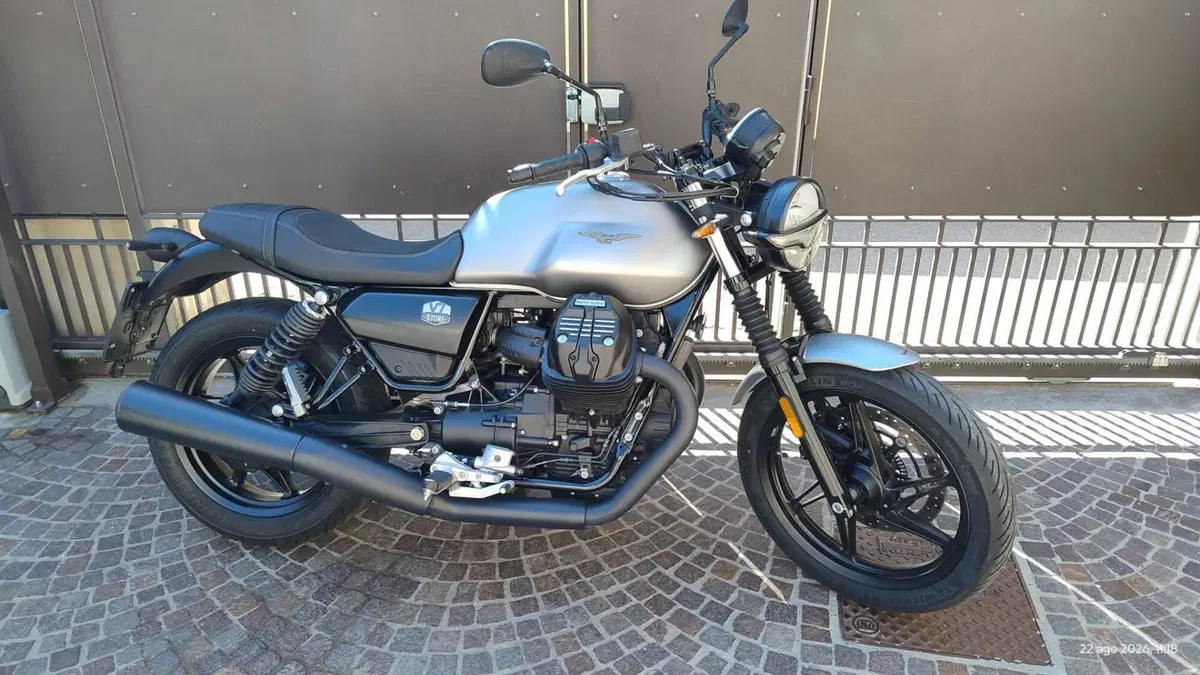 Moto Guzzi V7 Stone (2021 - 24)  (2)
