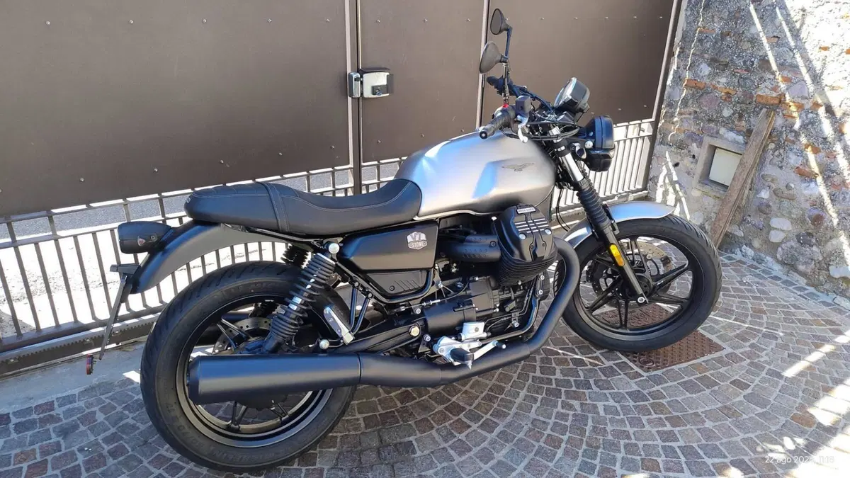 Moto Guzzi V7 Stone (2021 - 24)  (3)