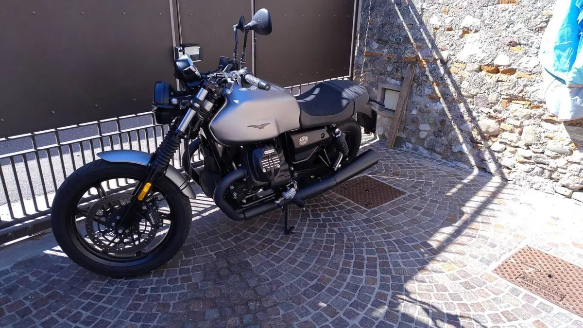 Moto Guzzi V7 Stone (2021 - 24)  (8)