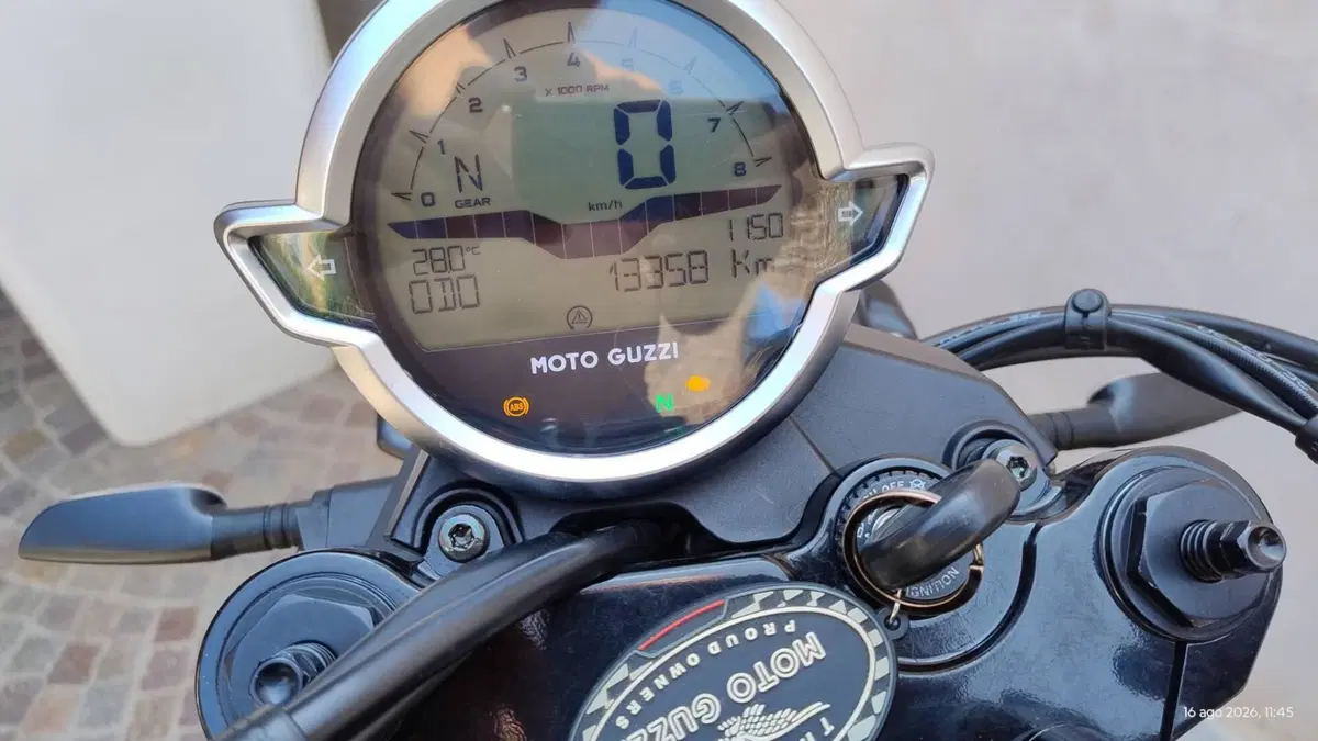 Moto Guzzi V7 Stone (2021 - 24)  (9)
