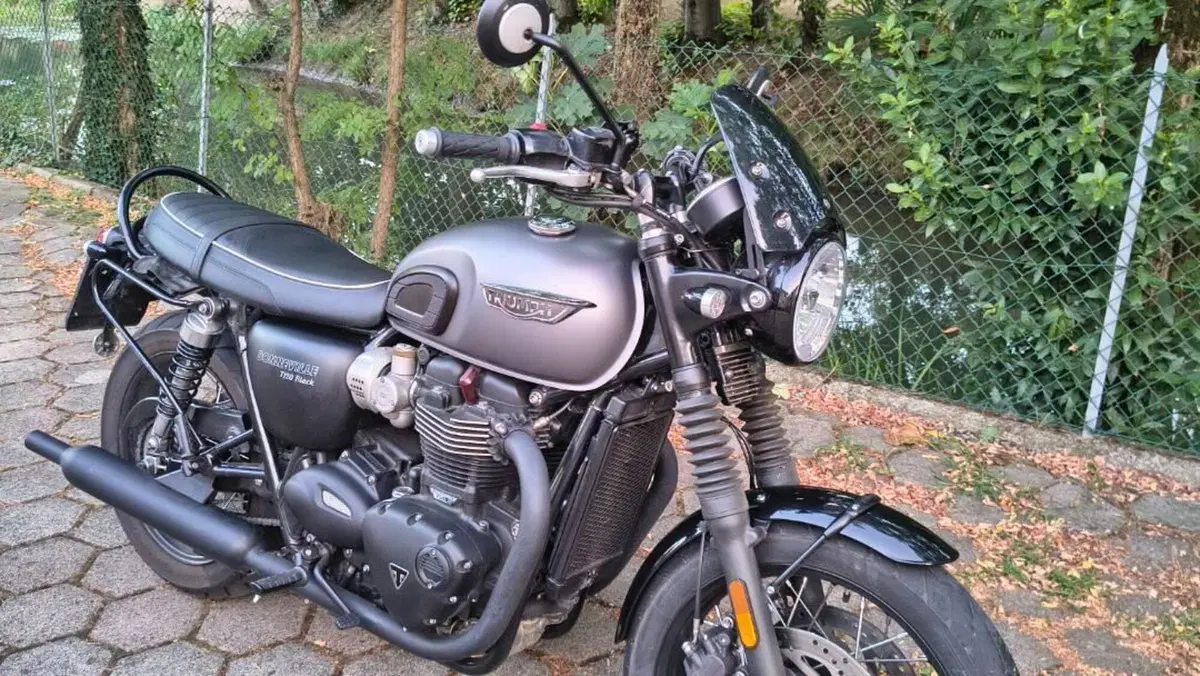 Triumph Bonneville T120 Black (2017 - 20)  (6)