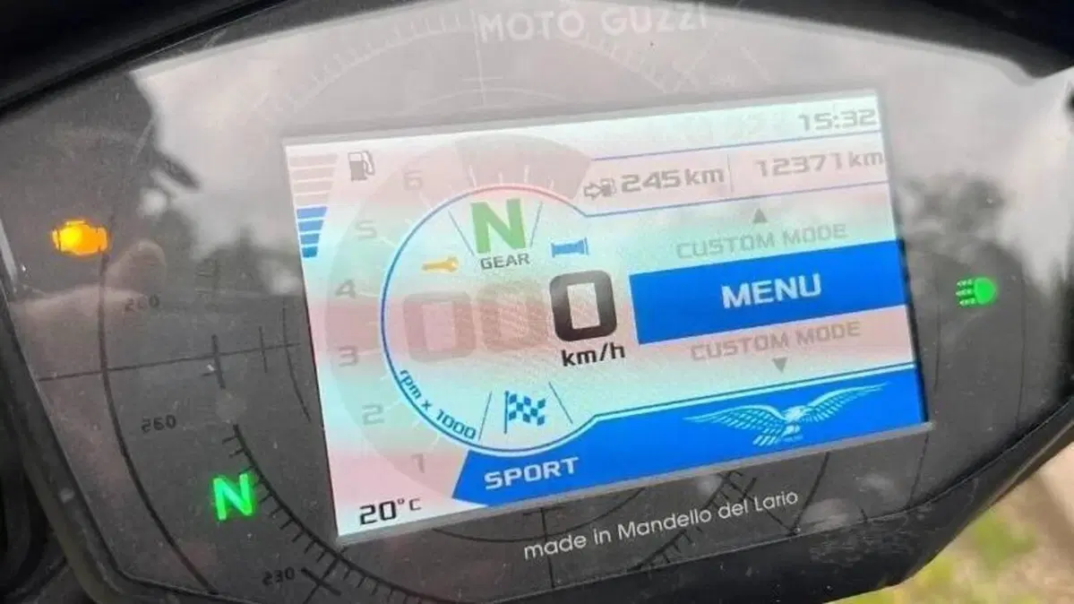 Moto Guzzi V85 TT Travel (2021 - 23)  (3)