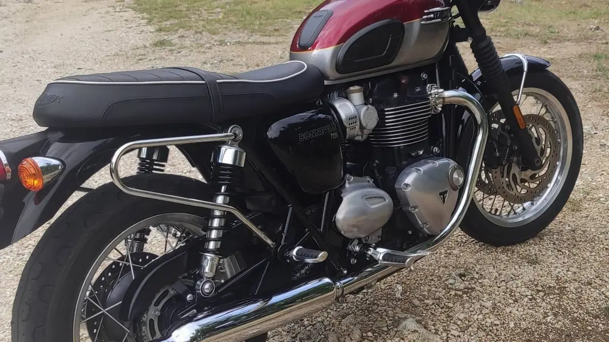 Triumph Bonneville T120 (2021 - 25)  (2)