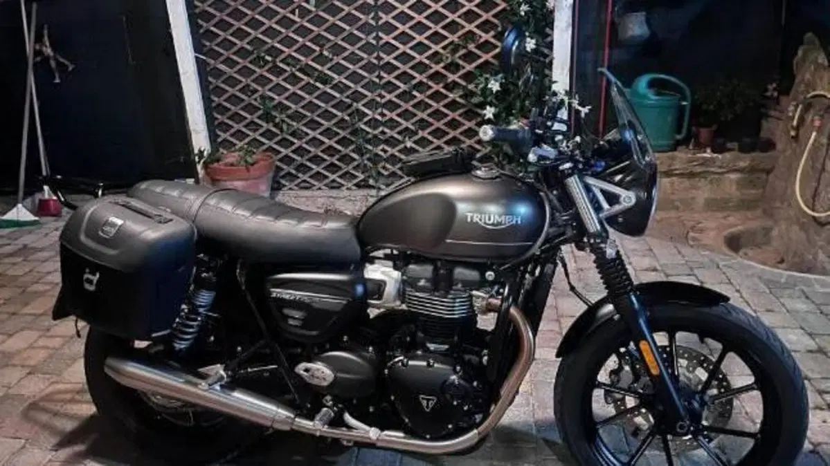 Triumph Street Twin 900 (2021 - 22)  (2)