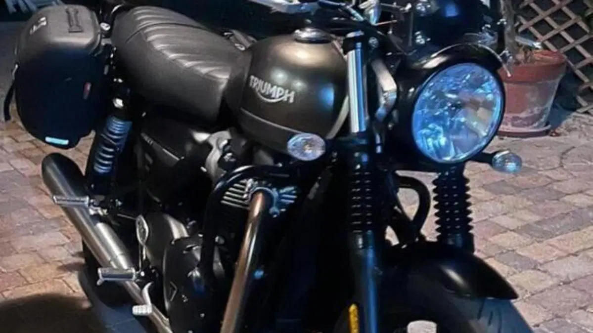 Triumph Street Twin 900 (2021 - 22)  (4)