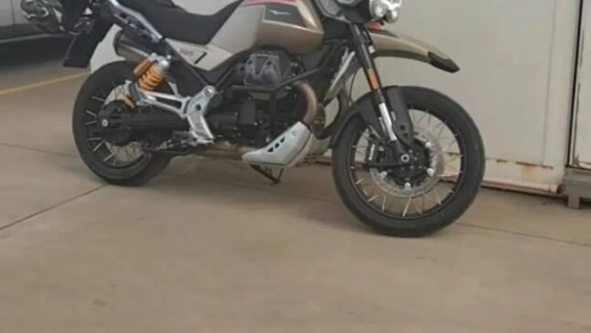 Moto Guzzi V85 TT Travel (2024 - 26)  (2)