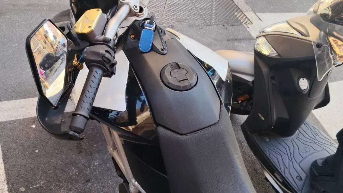 Aprilia Dorsoduro 750 Factory (2010 - 13)  (3)